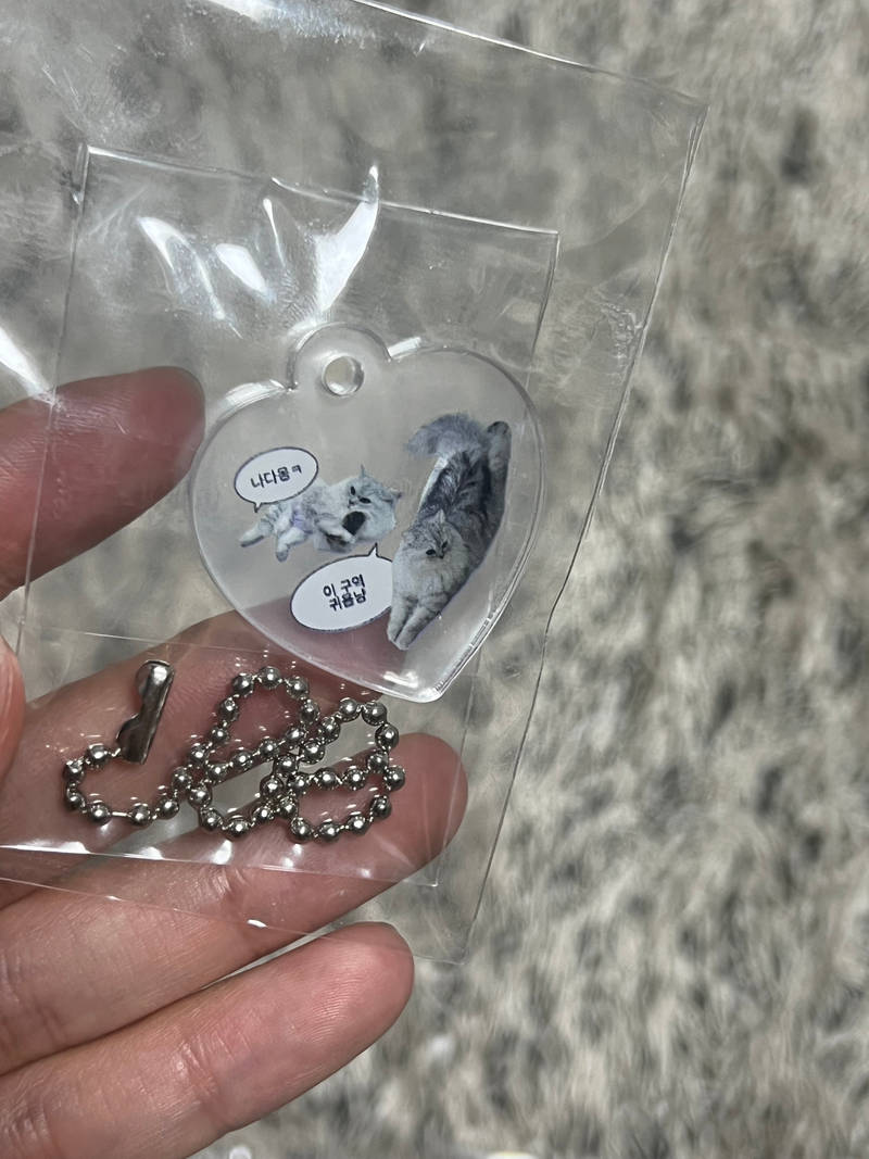 Heart Acrylic Key Ring (Clear) Purchased 12.60 x 13.78 inch 제작 후기 Don't you think I have all the cute things in the world to myself? 😭💕 
And I was surprised that it was sturdier than I thought! 
It doesn't scratch easily, and the hook part is strong, so I can attach it to my bag or car key without worry😊 
It goes perfectly with my pouch, and it fits perfectly on my AirPod case 
I'm going to make another one with a different background color next time hehe 
This is a review written after actually using the product that I received as part of the Maple Supporters activity.- 마플 리얼 후기