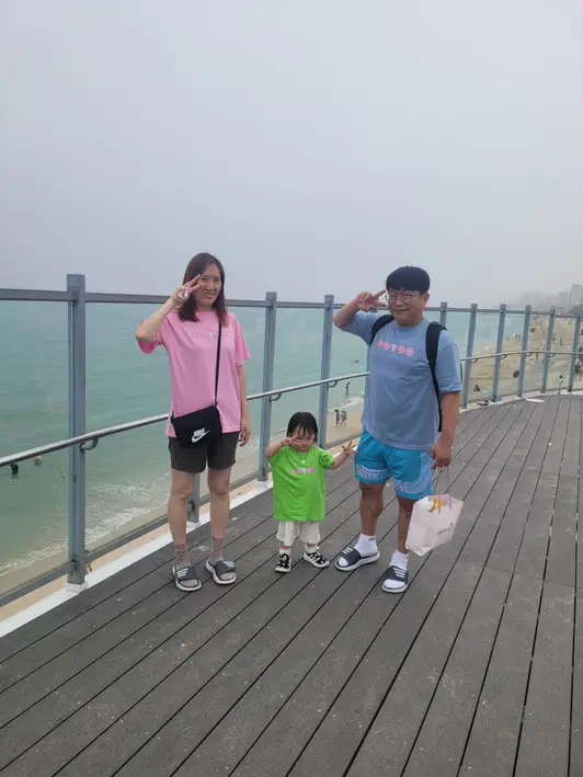 20수 Value 아동 티셔츠 14호(5~6세) 구매 제작 후기 마플에서 가족티 세번째인데
이번에 갑작스레 보령으로 여행가서
화요일 주문 하며 무리한 발송 요구를 했어서
죄송했는데
이래저래 좋은 호의로 보령에서 이쁜 가족티 사진을 찍게 되었습니다
할머니랑 삼촌은 티가 너무 예쁘다고 나중에 입겠다해서
사진에 담지 못했지만
진짜 너무 이쁘게 잘 만들어주셨어요
굳굳굳~!!! - 마플 리얼 후기