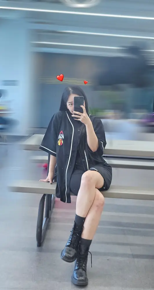 5982-01 드라이 베이스볼 셔츠 XL 구매 제작 후기 ★자수패치 디테일부터 소재까지 완벽!
커스텀 자켓 앞면을 자수패치로 제작했는데, 이 선택이 정말 신의 한 수였어요.
일반 프린트보다 훨씬 고급스럽고, 입체감 있는 자수가 자켓 전체 퀄리티를 확 끌어올려 줬습니다.
또 하나 감동했던 부분은 소재예요.
가볍고 시원한 데다 땀 흡수도 잘돼서 요즘같이 더운 날씨에도 부담 없이 입을 수 있어요.
기능성과 스타일을 동시에 잡은 느낌!
제작 과정 중 CS 응대도 너무 만족스러웠어요.
디자인 확인부터 수정 피드백까지 빠르고 친절하게 응대해 주셔서 안심하고 맡길 수 있었습니다.
작은 요청 하나하나도 꼼꼼히 반영해 주셔서 결과물에 대한 만족도가 정말 높았습니다!
주변에서도 어디서 했냐고 많이 물어보더라고요, 다음에도 커스텀 제품 필요할 때 꼭 다시 이용하고 싶습니다♥
직원이 실제 사용 후 작성한 리뷰입니다 - 마플 리얼 후기