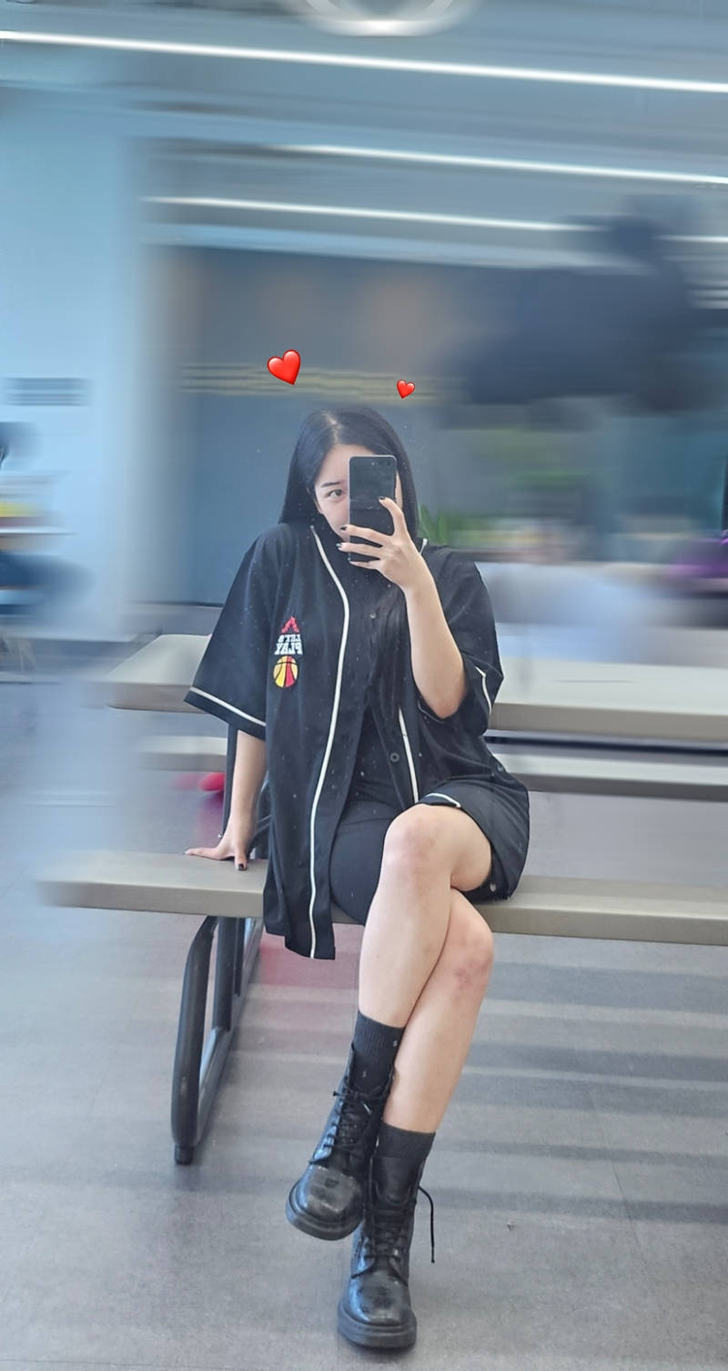 5982-01 드라이 베이스볼 셔츠 XL 구매 제작 후기 ★자수패치 디테일부터 소재까지 완벽!

커스텀 자켓 앞면을 자수패치로 제작했는데, 이 선택이 정말 신의 한 수였어요. 
일반 프린트보다 훨씬 고급스럽고, 입체감 있는 자수가 자켓 전체 퀄리티를 확 끌어올려 줬습니다.

또 하나 감동했던 부분은 소재예요. 
가볍고 시원한 데다 땀 흡수도 잘돼서 요즘같이 더운 날씨에도 부담 없이 입을 수 있어요. 
기능성과 스타일을 동시에 잡은 느낌!

제작 과정 중 CS 응대도 너무 만족스러웠어요. 
디자인 확인부터 수정 피드백까지 빠르고 친절하게 응대해 주셔서 안심하고 맡길 수 있었습니다. 
작은 요청 하나하나도 꼼꼼히 반영해 주셔서 결과물에 대한 만족도가 정말 높았습니다!

주변에서도 어디서 했냐고 많이 물어보더라고요, 다음에도 커스텀 제품 필요할 때 꼭 다시 이용하고 싶습니다♥

직원이 실제 사용 후 작성한 리뷰입니다 - 마플 리얼 후기
