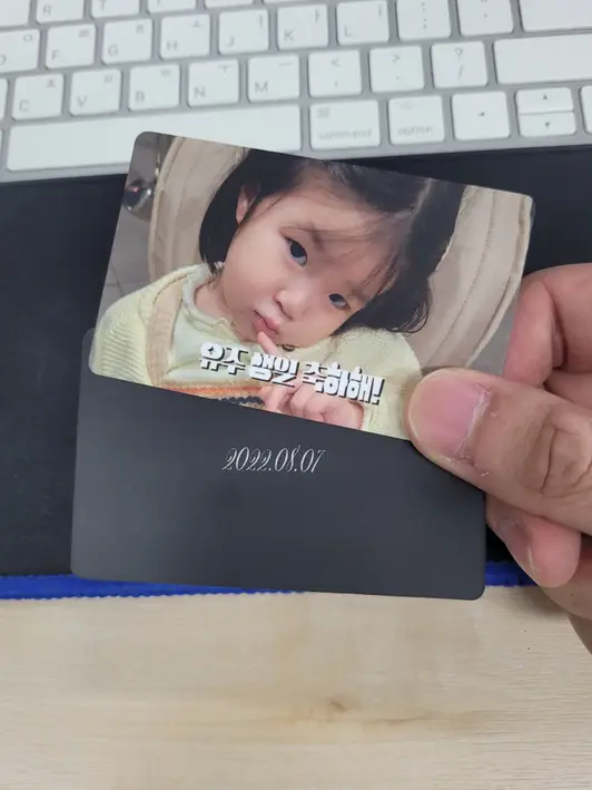 スノー紙トレカ (横) 8.6 x 5.4 cm 購入 제작 후기 甥の写真でスノージーフォトカードを制作してみましたが、思ったよりはるかにクオリティが良くて感動しました！ 💕
写真が紙に鮮やかによく印刷されており、色感も自然で実物がよりきれいでした。
小さいサイズですが大切な瞬間が込められていて財布や日記に入れておくのにぴったりです。
家族に見せてくれたらみんなとても可愛いって一枚ずつ持って行きましたよ🥰
次は他の家族の写真でも作ってみたいです。本当に満足です！
※スタッフが実際の使用後に作成したレビューです。 - 마플 리얼 후기 