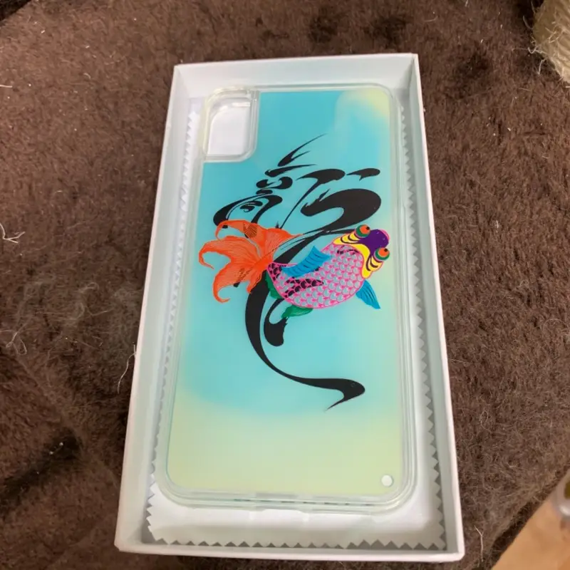 아이폰 XS MAX 네온샌드 케이스 (블루 화이트) ONE아이폰 XS MAX 구매 제작 후기 6일만에 배송와서 너무 좋았습니다ㅎㅎ 케이스 생각보다 얇고 안무거워요!! 블루화이트 색상 여름여름하고 예쁩니당. 샌드 스르륵 움직이는 것도 예쁨!- 마플 리얼 후기