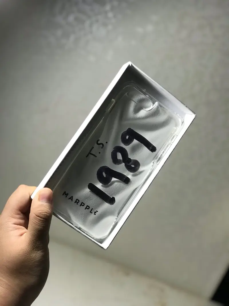 아이폰7 Plus 젤리케이스 (투명) 아이폰7+(플러스) 구매 제작 후기 퀄리티 대박입니다.투명케이스 글자 아래에 흰 바탕?을 깔고 올리신다길래 좀 삐죽 빼죽 튀어나오겠거니 했는데 걍 작품이 왔네요..마플은 앞으로 믿고 시키겠습니다.이 케이스 누래지면 한 세네개 더 시켜서 쟁여놔야겠어요.마플 오래 오래 봅시다!
일부러 사진도 성의있게 심도 제어해서 찍었어요 흐흐- 마플 리얼 후기