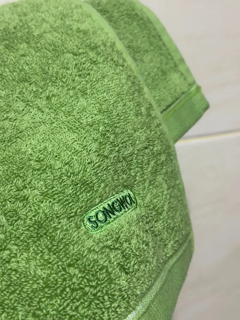 Hotel Towel 30s 170g Purchased 31.4 x 15.7 inch 제작 후기 This towel is so soft and dense that it makes me feel good every time I use it. 
I heard that the replacement cycle of general towels is 6 months to 1 year, so when it was time to change my towel, I changed it to Maple Songwol towel, and I am so satisfied! 
In particular, the colors were so pretty that I felt sorry to choose only one color, so I immediately wanted to buy additional ones by combining other colors. 
As expected from Songwol towels that I trust, even the basic embroidery design was luxuriously embroidered, so I felt satisfied even with the small details. 
The towels I used before would get dirty even after washing, which was uncomfortable, but this towel is soft to use without any worries, and the fabric is so solid that it feels luxurious just by looking at it. 
I recommend it as a housewarming gift or as a product that I use myself! 

* This is a review written by an employee after actual use. - 마플 리얼 후기 