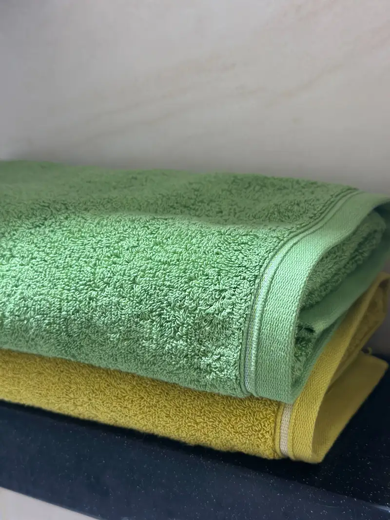 Hotel Towel 30s 170g Purchased 31.4 x 15.7 inch 제작 후기 This towel is so soft and dense that it makes me feel good every time I use it. 
I heard that the replacement cycle of general towels is 6 months to 1 year, so when it was time to change my towel, I changed it to Maple Songwol towel, and I am so satisfied! 
In particular, the colors were so pretty that I felt sorry to choose only one color, so I immediately wanted to buy additional ones by combining other colors. 
As expected from Songwol towels that I trust, even the basic embroidery design was luxuriously embroidered, so I felt satisfied even with the small details. 
The towels I used before would get dirty even after washing, which was uncomfortable, but this towel is soft to use without any worries, and the fabric is so solid that it feels luxurious just by looking at it. 
I recommend it as a housewarming gift or as a product that I use myself! 

* This is a review written by an employee after actual use. - 마플 리얼 후기 