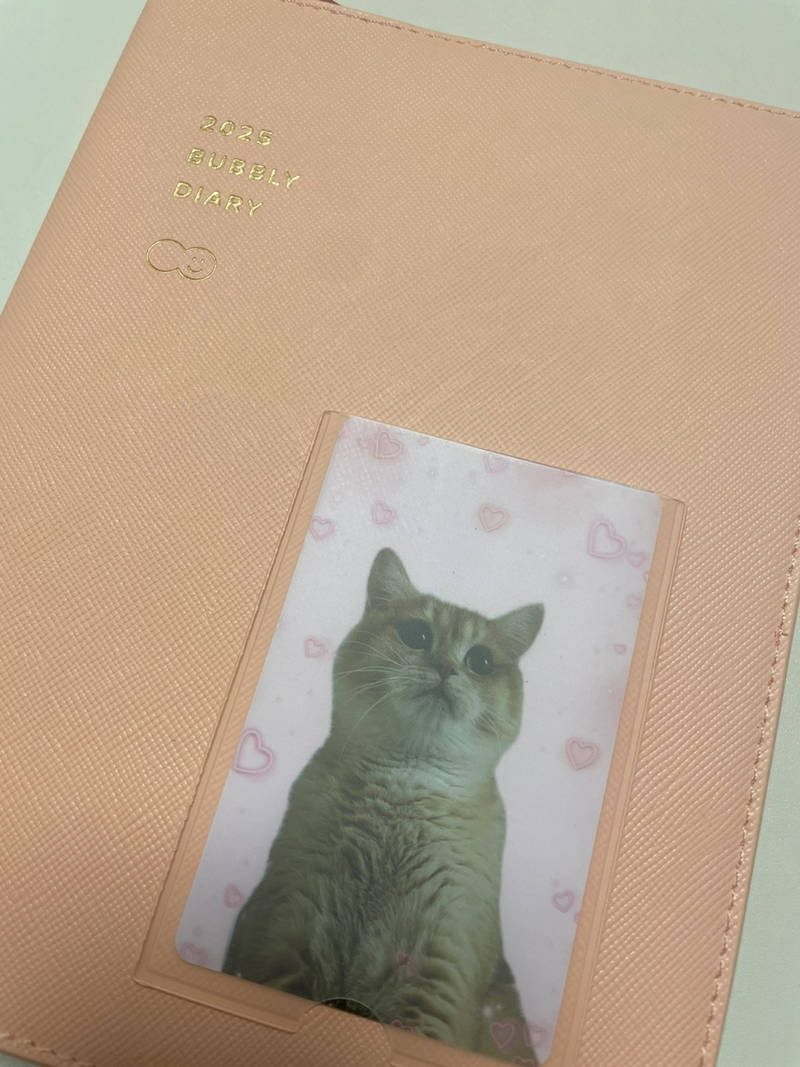 Vertical Photo Card  Purchased 2.1 x 3.4 inch 제작 후기 The photocard color is very vivid and almost the same as the attached photo color! It's sturdy and very pretty. I'll buy it again next time!- 마플 리얼 후기