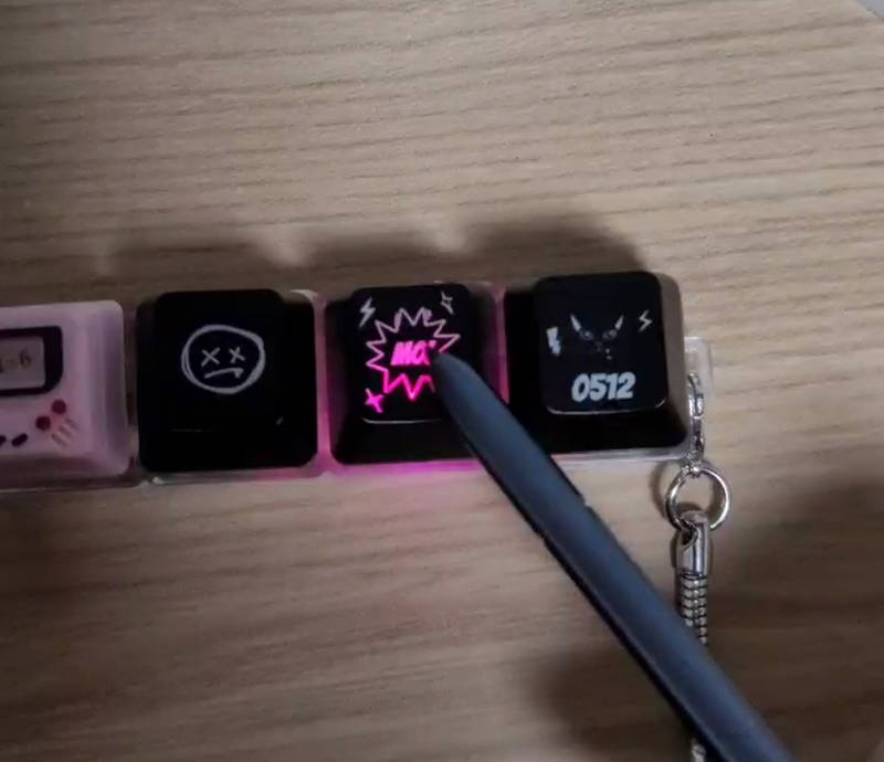 LED 포인트 키캡 (R2) 1.82 x 0.91 cm 구매 제작 후기 집에 있는 키캡키링을 새롭게 꾸며보려고
커스텀 제작을 해 봤는데 
잘 뽑혀서 만족합니다!!- 마플 리얼 후기