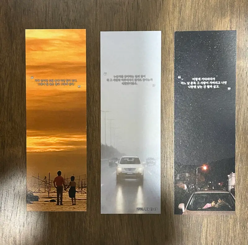 しおりシングル 50 x 150 mm 購入 제작 후기 イメージが切れるかと心配していましたが、制作ガイドを見てデザインしてみると思い通りに出てきますね！紙の質感も厚くていいです。色が惜しいというレビューがありましたが、目に大きく見えるほどではなくて満足です。- 마플 리얼 후기