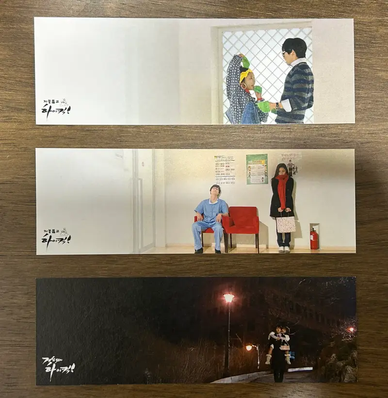 しおりシングル 50 x 150 mm 購入 제작 후기 イメージが切れるかと心配していましたが、制作ガイドを見てデザインしてみると思い通りに出てきますね！紙の質感も厚くていいです。色が惜しいというレビューがありましたが、目に大きく見えるほどではなくて満足です。- 마플 리얼 후기