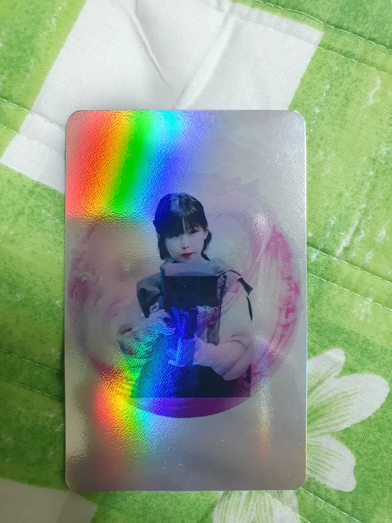 Vertical Hologram Photocard Purchased 2.1 x 3.4 inch 제작 후기 The pink on the back is less prominent- 마플 리얼 후기