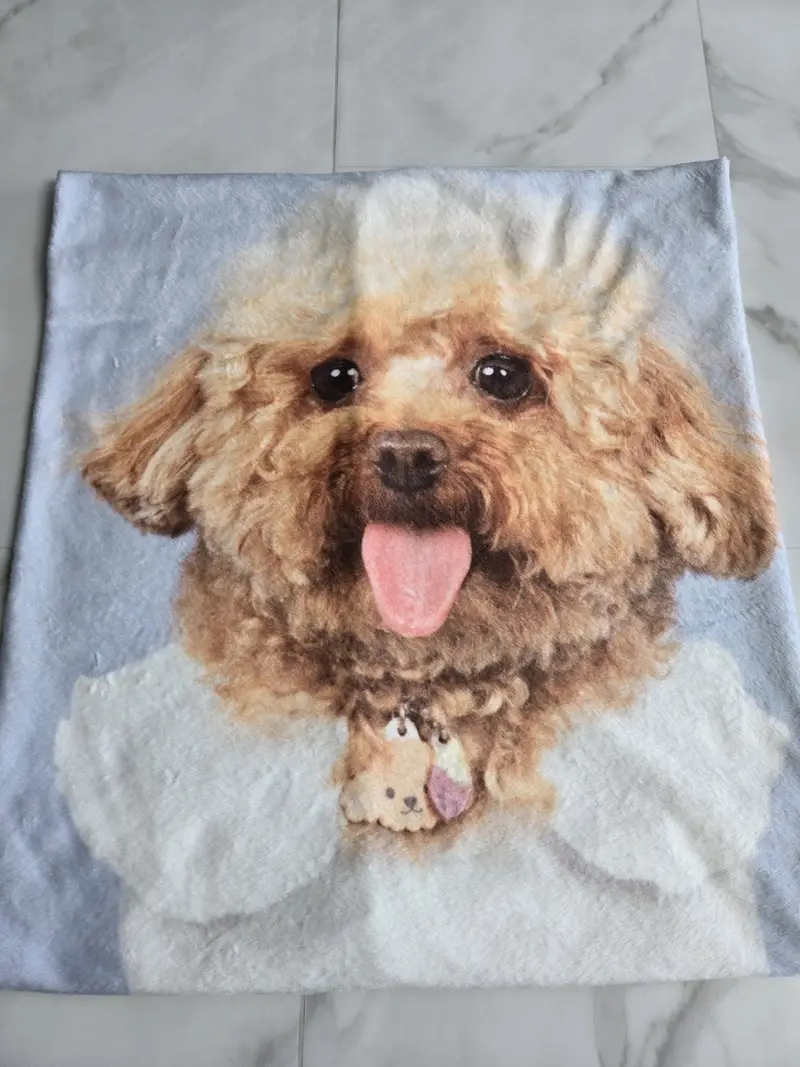 横型両面マイクロファイバー毛布 (M) 100 x 70cm 購入 제작 후기 🐶私の子犬がプリントされた世界に一つだけのアイテム！ 🐶
ペット犬の写真でカスタマイズして注文しましたが、期待以上に満足しています！ 🎨✨

私よりも子犬をもっときれいにする私のお母さんは見るとすぐに「これは壁に歩かなければならない！」やりました… 😂
印刷は全体的にきれいによく出てきました。色味がオリジナルよりほんのり柔らかい感じですが、自然に表現されて満足でした。

注文プロセスも本当に簡単でした！好きな画像をアップロードしてデザインするのが直感的だから誰でも簡単に作れると思います。
素材もしっかりしながら肌触りが柔らかくて使い心地がいいです。特に子犬も肌触りが好きなのかどんどん来て楽しみに座っていますね。 🐾💛長く使えると思います。

何よりも我が家の子犬がそのまま込められているので見るたびにとても可愛くて気持ちいいですよ！ 🥰カスタム製品お悩みの方に強力おすすめです！ 💯

※スタッフが実際の使用後に作成したレビューです。- 마플 리얼 후기