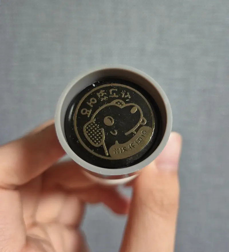 スタンプ 丸型（小） 2.2 cm 購入 제작 후기 マープルにスタンプがリリースされたというニュースを聞いて！私たちの家のキュートな子犬クルミでカスタムに挑戦してみました。
クルミの特徴は、鼻だけが白く、耳が薄茶色だという点ですが〜1度だけ表現可能なスタンプでこの特徴をどのように生かすか悩んで、ポイントパターンを敷いてみました。点が小さくてつぶれないかと心配していましたが、一つ一つディテールが生きています。撮った時も点が均一に出るということ…！
小さいサイズでチェックリストや日記など様々なところにトゥクトゥク撮り良く見えますㅎㅎスタンプのような製品は1個ずつだけ製作するのが難しいですがマープルに発売されてとても嬉しいですㅠ
※スタッフが実際の使用後に作成したレビューです。- 마플 리얼 후기
