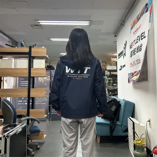 Landas Windproof Jacket Purchased S 제작 후기 It wasn't too thin or too thick—it felt just right—so I ordered an additional S, and it fits well.

It doesn't show well in the photo, but without the hood, it has a two-tone design that looks pretty.

For reference, the photo shows me wearing size S at 158cm tall. - 마플 리얼 후기 