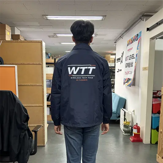 Landas Windproof Jacket Purchased XL / L 제작 후기 Size M wasn't available, so I initially ordered only L and XL, but they feel a bit small.

However, since it is a windbreaker, I bought it expecting a snug fit, so I wore it comfortably on the job.

It blocks the wind well and is quite warm.

For reference, the person in the photo is 181cm tall wearing an XL. - 마플 리얼 후기 