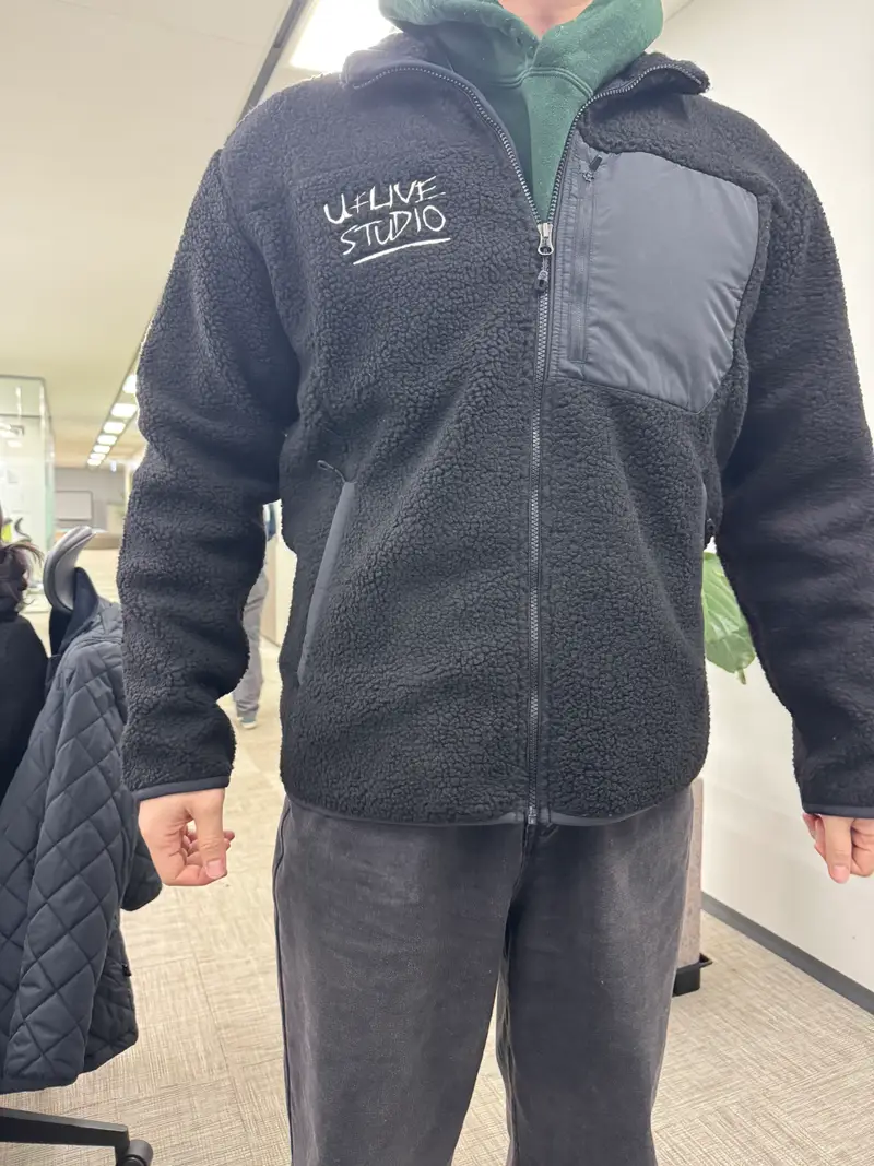 Landas Adult Heavy Fleece Jacket Purchased 3XL(110) / XL(100) 제작 후기 First of all, the embroidery is high quality. 
The clothes are also of good quality. 
Honestly, instead of buying a regular brand like Police for 100,000 won, it seems like it's better to make your own design and wear it for cheaper and better quality. 
I highly recommend it! 

*Size is standard size! 
The author is 189cm 97kg 3XL (110) is perfect.- 마플 리얼 후기