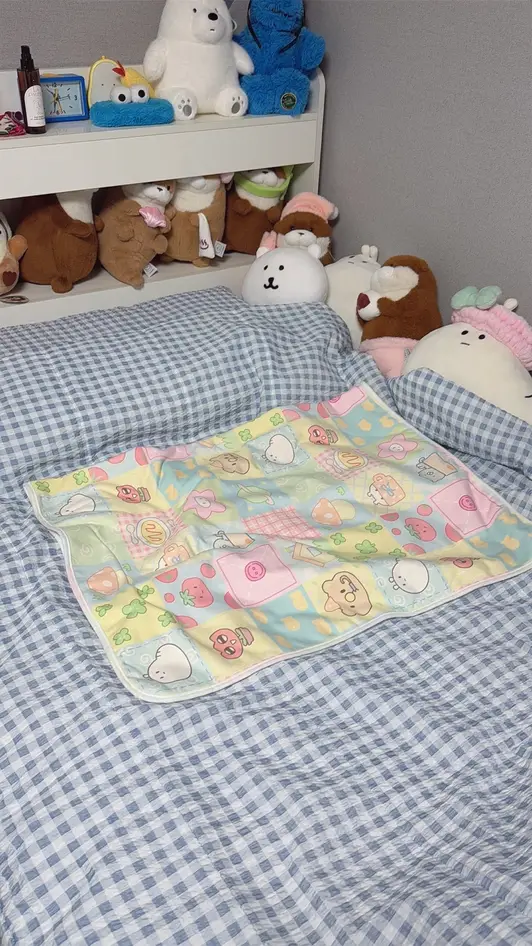 Horizontal Microfiber Blanket (M) Purchased 39.4 x 27.6inch 제작 후기 It's so cute 

I drew a pattern picture and I thought it would go well with the blanket, so I made it 
It's very soft and the material is good 

The colors are pastel and the printing came out well! 

If you put it on a dull bed or sofa, 

it brightens up 

You can also make it with your favorite character or idol, 

so it's really great! 

This is a review written after actually using the product that was provided as part of the Maple Supporters activity. - 마플 리얼 후기 