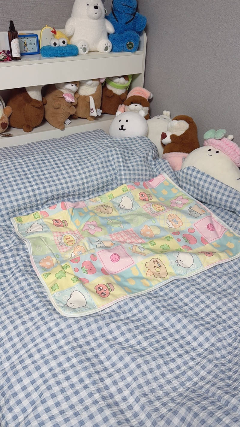 Horizontal Microfiber Blanket (M) Purchased 39.4 x 27.6inch 제작 후기 It's so cute 

I drew a pattern picture and I thought it would go well with the blanket, so I made it 
It's very soft and the material is good 

The colors are pastel and the printing came out well! 

If you put it on a dull bed or sofa, 

it brightens up 

You can also make it with your favorite character or idol, 

so it's really great! 

This is a review written after actually using the product that was provided as part of the Maple Supporters activity.- 마플 리얼 후기