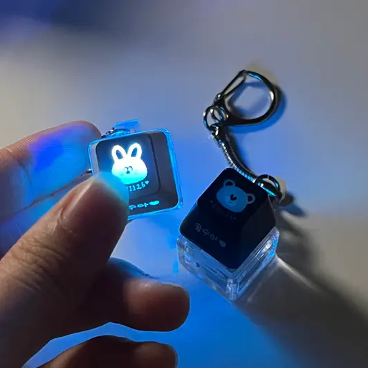 LED キーキャップキーホルダー ブラック (1個) 1.8 x 1.8 x 1.1 cm 購入 제작 후기 5歳の甥が輝くキーボードが好きです。
ついにキーキャップキーリングがオープンし、まさにプレゼント用に製作しました💖
一度刻印のクオリティが私が思ったよりずっと良くてびっくりしました!
通常、薄いまたは小さい文字は束ねられます。
キーキャッキリングレーザー刻印は細い線も正しく表現されていてとても良いようです。
すごく綺麗な光とカチカチ音まで完全面白くて可愛い商品だと思いますㅠ
今回は甥のプレゼントで制作しましたが、次回は私の個人コレクションとしてもう一つ注文する予定です!
みんなかわいいキーキャップキーリングを作ってください!王チュチョン🌈✨
※スタッフが実際の使用後に作成したレビューです。 - 마플 리얼 후기