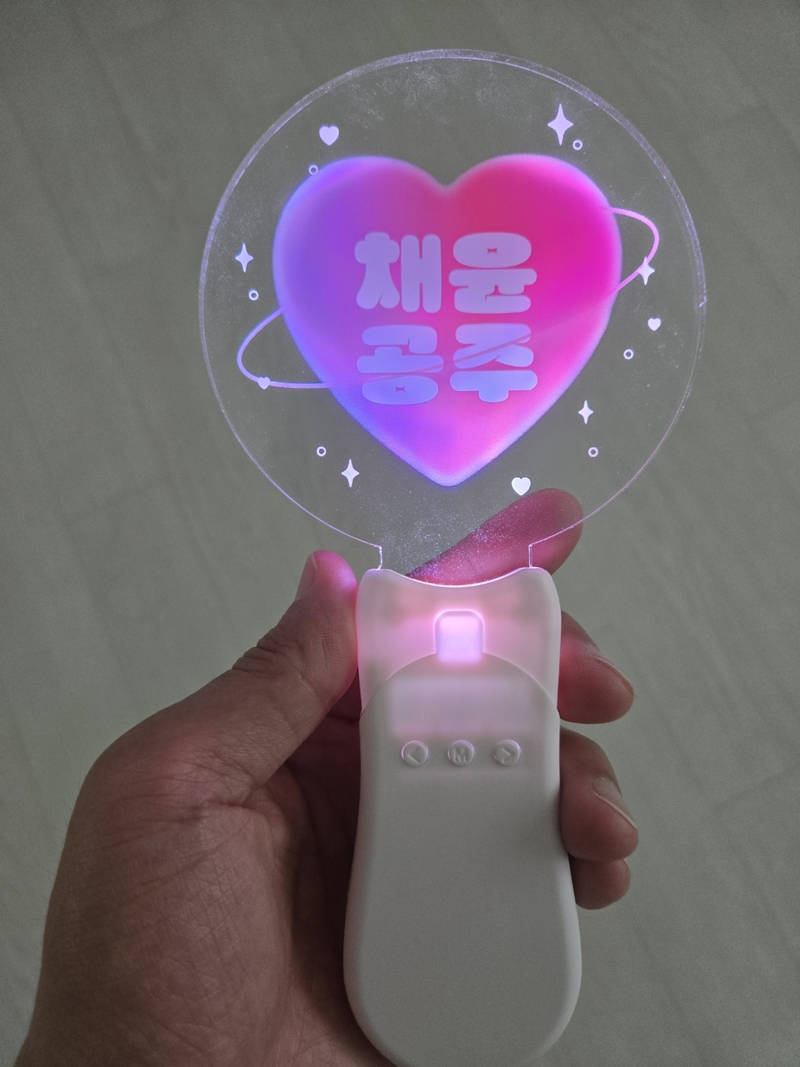 원형 LED 응원봉 (핸드 스틱) 9.8 x 20 cm 구매 제작 후기 반짝이는 걸 좋아하는 5살 조카에게 딱 맞는 선물을 찾다가
LED 응원봉을 직접 커스텀해서 선물했어요!
받자마자 너무 좋아하면서 마치 진짜 공주가 된 것처럼 춤을 추더라구요ㅎㅎ
버튼 누르면서 마법 주문 외우는 놀이를 계속 하는데 보는 제가 다 즐거웠어요

제품 마감도 튼튼하고, 아크릴도 두께감이 있어서
어린 아이가 사용해도 걱정 없었습니다!
제가 디자인에 그라데이션 효과를 넣어서 걱정했었는데
인쇄 퀄리티가 생각한거보다 예쁘게 잘 나와서 감동 받았어요!
실물 보고 오히려 더 만족한 건 처음이에요ㅎㅎ

앞으로 생일이나 기념일마다 조카들 선물로 하나씩 만들어줄 생각입니다!
아이들 좋아할 선물 고민 중이신 분들께 정말 강력 추천드려요!!!!
*직원이 실제 사용 후 작성한 후기입니다.- 마플 리얼 후기