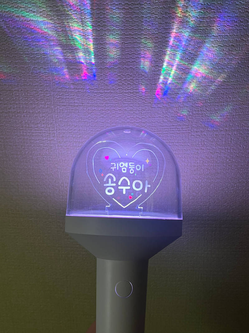 하트 LED 응원봉 (돔형) 9 x 24.4 cm 구매 제작 후기 요즘 공주놀이에 푹 빠진 조카를 위해
뭔가 특별한 선물을 해주고 싶어서
LED 응원봉을 커스텀 제작해봤습니다!
직접 보니 훨씬 퀄리티가 좋고
인쇄가 선명하게 잘 나와서 깜짝 놀랐어요
빛도 한가지 색이 아니라 여러가지 알록달록 색상이 많아서
아이뿐 아니라 어른들도 반응들이 좋더라구요 ㅋㅋ
제품도 견고하고 완성도 높은 선물을 한 거 같아 굉장히 뿌듯했답니다!
아이에게 평범한 장난감 말고
기억에 남는 선물을 해주고 싶은 분이라면
이런 커스텀 응원봉, 진심으로 추천합니다ㅎㅎ >!!!
*직원이 실제 사용 후 작성한 후기입니다.- 마플 리얼 후기