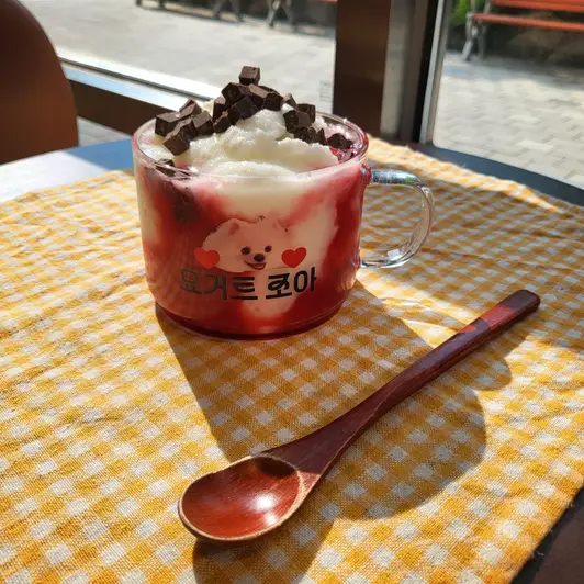 내열 블럭 머그컵 (500ml)  500ml 구매 제작 후기 저는 평소에 그릭 요거트나 블렌디드 음료를 즐겨 먹는 편입니다. 늘 들고 다니는 텀블러에 먹을 땐 내용물이 보이지 않아 그저 먹는다는 행동에만 집중했던 것 같은데, 이렇게 투명한 내열 블럭 머그컵을 통해 음료를 먹게 되니 심미적으로도 예쁘고 괜히 제 스스로를 챙겨주는 것 같아 더 기분도 좋아지는거 있죠? 사실 제가 너무 사랑하는 말랑콩떡 저희집 강쥐 사진과 요거트 좋아 라는 문구가 너무 귀여워서 이 컵을 바라보기만 해도 힐링이 된답니다 호호 🤭 (인쇄 퀄리티는 역시 마플이라죠) 근데 그거 아세요...? 이 내열 블럭 머그컵은 따뜻한 음료도 받아 마실 수 있다는 사실을요! 다가오는 여름 시원한 요거트나 블렌디드도 많이 먹겠지만 돌아오는 겨울에도 이 컵을 실용적으로 활용할 수 있다는 사실이 저를 더 기쁘고 뿌듯하게 합니다-! 여러분도 어서 마플하세요! 💙💙💙
*직원이 실제 사용 후 작성한 리뷰입니다. - 마플 리얼 후기 