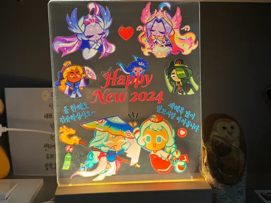 직사각A 아크릴 무드등 (받침대 포함) 15x21.5cm 구매 제작 후기 오늘 새로받은 A사이즈무드등입니다.
혹시몰라서 요청사항에 새해날이전에 받을수있으면좋겠다고 따로남겼었는데 전화로 배송일정날까지 따로 알려주셔서좋았어요

이쁘게간직할게요~ - 마플 리얼 후기 