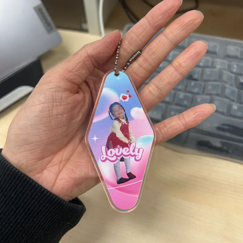 Acrylic hotel keyring (Aurora) Purchased 4.5 x 9 cm 제작 후기 I made a keychain using a photo from when I was young for my collection! It's so magical and pretty🔮 I put a background that I thought would go well with the aurora border, but the aurora itself is so pretty that I think it would have been good to just make it! I was worried because I made it with an old photo of poor quality, but it was printed in really high quality💕 I think it would be good to make it as a gift for a friend or as a friendship item:) Delivery was fast and it was a very satisfactory production👍🏻 *This is a review written by an employee after actual use.- 마플 리얼 후기