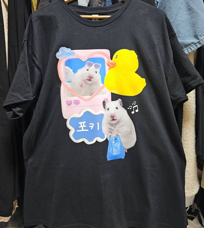 Gildan Ultra Cotton 2000 Adult T-shirt Purchased XL 제작 후기 The T-shirt itself has a loose fit, so it is comfortable and roomy to wear, and the cotton material is thick, so it doesn't feel loose even when worn alone. The printed side is thin, so it seems like it won't be a burden to wear for a long time. This review was written after actually using the product that was provided as part of the Maple Supporters activity.- 마플 리얼 후기
