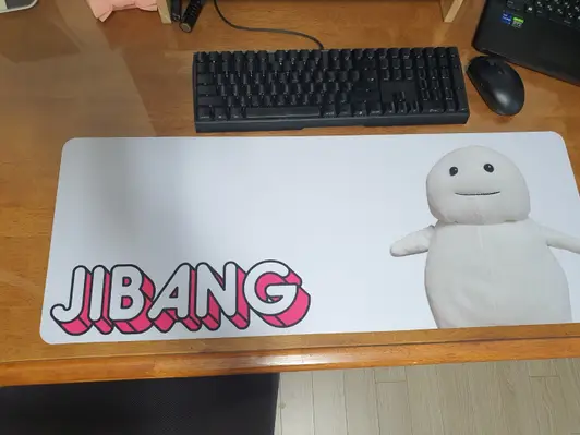 ゲーム用キーボードマット 78 x 30 cm 購入 제작 후기 製品自体のクオリティも期待以上でした。ファブリック素材の表面はマウスの動きが柔らかく、手首に触れる肌触りも快適でした。底面は滑り止めゴム処理になっており、使用中の押さえずに安定感のある場所をとってくれます。サイズもたっぷり寛大でキーボードとマウスを同時に載せて使用することが良かったし、机の雰囲気をパッと変えてくれる感じなのでインテリア効果もトキッとしました。
 - 마플 리얼 후기 