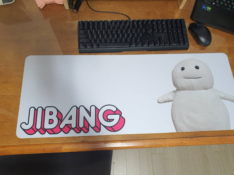 Game Playmat Purchased 30.7 x 11.8 inch 제작 후기 The quality of the product itself was also better than expected. The fabric surface made the mouse move smoothly and felt comfortable on the wrist. The bottom is made of non-slip rubber, so it holds its position securely without slipping while in use. The size was also generous enough to use the keyboard and mouse at the same time, and it felt like it completely changed the atmosphere of the desk, so it had a great interior effect. This review was written after actually using the product that was provided as part of the Maple Supporters activity.- 마플 리얼 후기