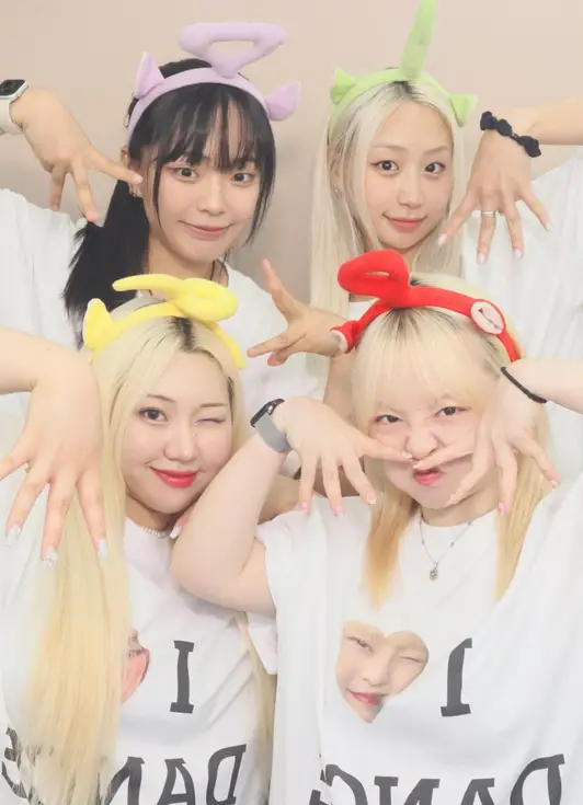 BECANVAS 18s Short-Sleeve T-Shirt Purchased 110(2XL) 제작 후기 I made I❤️DANCE t-shirts to match my trip with my friends and I'm so satisfied! Everyone who saw them asked me where I got them because each person's face was inside the heart🤣 It's a design that you see a lot these days, but it feels even more special because the face is inside the heart! 

The quality is better than I thought, and most of all, the production process was simple so it didn't take much time! When we wear them together on our trip, the pictures come out pretty and we feel like we have better memories. 

Recommended for those who want to make a light friendship item! - 마플 리얼 후기 