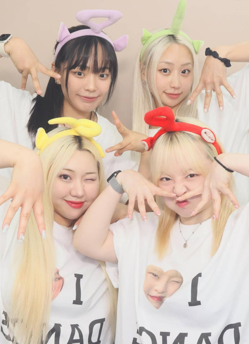 BECANVAS 18s Short-Sleeve T-Shirt Purchased 110(2XL) 제작 후기 I made I❤️DANCE t-shirts to match my trip with my friends and I'm so satisfied! Everyone who saw them asked me where I got them because each person's face was inside the heart🤣 It's a design that you see a lot these days, but it feels even more special because the face is inside the heart! 

The quality is better than I thought, and most of all, the production process was simple so it didn't take much time! When we wear them together on our trip, the pictures come out pretty and we feel like we have better memories. 

Recommended for those who want to make a light friendship item!- 마플 리얼 후기