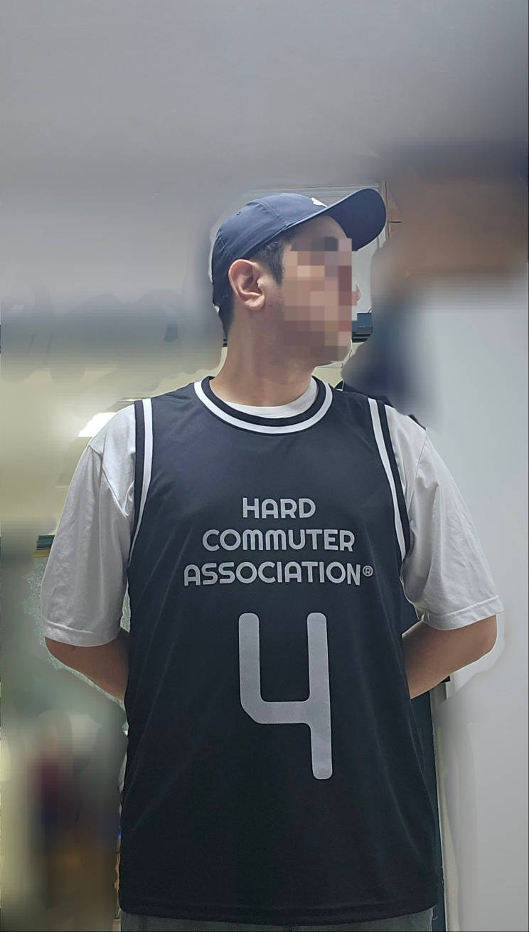 5992-01 Dry Loose Fit Basketball Tank Top Purchased XL 제작 후기 While looking for a product that would be good to wear when playing basketball or exercising, I found 
'5992-01 Dry Loose Fit Basketball Tank Top'

Unlike cheap mesh, it is thick and the structure is solid. Thanks to this, it doesn't sway too much despite being mesh and maintains its fit.

It doesn't stick to the body even when you sweat and is well-ventilated, so it seems like a really good outfit to wear when exercising.

The element that I was most concerned about was the reflective material printing, and it was printed with excellent quality,
and the way it reflects clearly when exposed to light is really luxurious. It's a shame that it doesn't show up well in the picture.

The finish of the printing is so good that I think it will last quite a long time if you don't wash it too often.

I'm satisfied with all aspects, including the design, fit, material, and printing quality.

I'm especially looking forward to seeing its true value on the court at night. I highly recommend it to those who want to enjoy a proper 'play'!

*This is a review written by an employee after actual use.- 마플 리얼 후기
