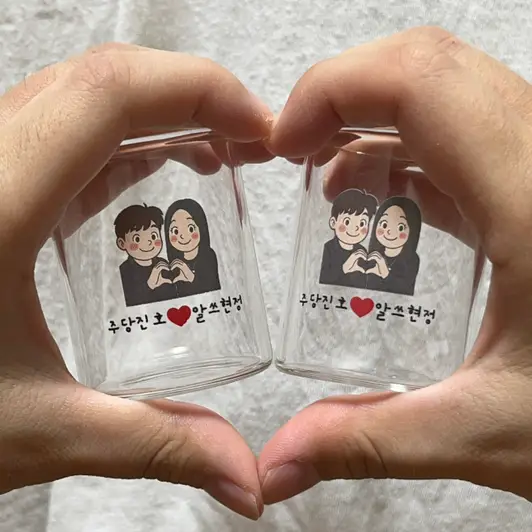 내열 소주잔 (45ml) 45 ml 구매 제작 후기 곧 있으면 기념일이라 간단하게 선물하고 싶었는데 마침! 소주잔이 출시되었더라고요
남자친구가 워낙 술을 좋아하다 보니 만나면 같이 술을 마시게 되는데 이번 소주잔이 선물로 딱이었어요ㅎㅎ
잔 자체도 동글동글 귀엽고요 입이 닫는 부분도 동그래서 촉감이 좋았어요 프린팅도 색감 그대로 잘 나와줘서 놀랬어요 사실 프린팅이 색감이 죽지는 않을까 걱정을 했는데 크기가 작아도 뭉개지지도 않고 깔끔하게 잘 나왔답니다~~
심지어 프린팅 부분이 거슬거리지도 않고 매끈해서 설거지 많이 해도 쉽게 벗겨지지는 않을 것 같아요!!
남자친구도 귀엽다고 만족했어요~~ 이번 주말에 이 소주잔으로 한 잔 하려고요 ㅎㅎㅎ
술 좋아하는 분들이나 아님 집들이 같은 곳에 가서도 선물하기 좋을 것 같아요
상자랑 안에 뽁뽁이도 같이 포장되어 있어서 깨질 염려도 없고 무엇보다 작아서 귀여운.. 하지만 퀄리티는 놓치지 않는.. 그런 소주잔입니다
역시 마플은 실망시키지 않아서 언제나 만족스러워요
*직원이 실제 사용 후 작성한 리뷰입니다. - 마플 리얼 후기 