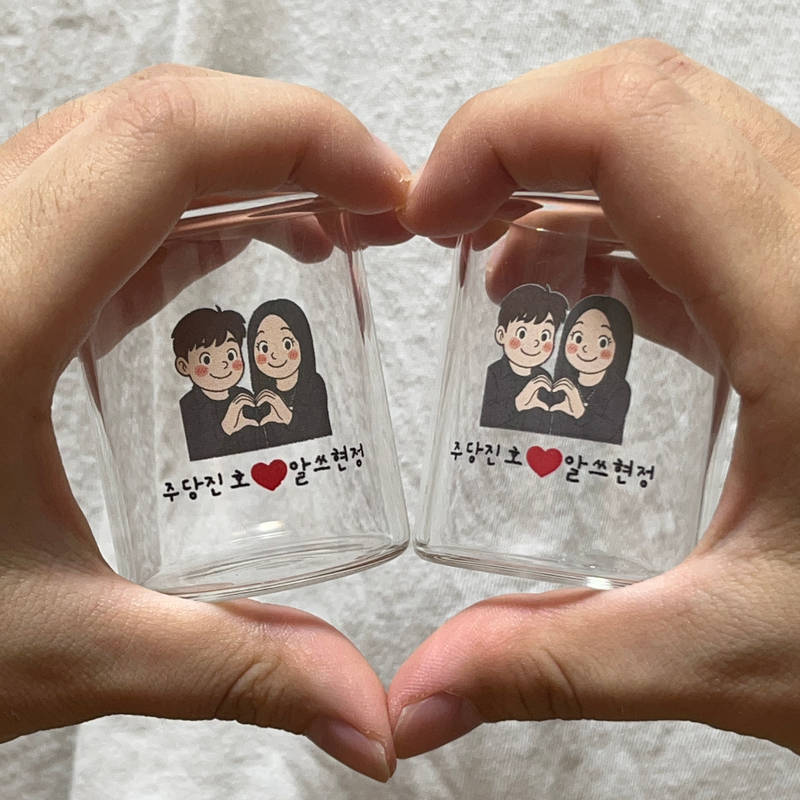  45 ml 購入 제작 후기 すぐにあれば記念日なので、簡単にプレゼントしたかったのですが！焼酎カップが発売されました。
彼氏があまりにも酒が好きなので会えば一緒に酒を飲むようになるのに今回焼酎杯がプレゼントにぴったりでしたㅎㅎ
カップ自体もドングルドングル可愛くて口が閉まる部分も丸だから肌触りが良かったです プリントも色感そのままよく出てくれて驚きました 実はプリントが色感が死ぬのではないかと心配していましたが、サイズが小さくてもムンジジもなくすっきりよく出ました
プリント部分が鈍くもなく、なめらかで皿洗いをたくさんしても簡単にはがれないと思います！
彼氏も可愛いと満足していました〜〜今週末この焼酎カップで一杯飲みたいですㅎㅎㅎ
お酒好きな方や家が同じ場所に行ってもプレゼントするのがいいと思います。
箱と中にポポンも一緒に詰まっていて割れる心配もなく、何より小さくて可愛い.. でもクオリティは見逃さない..そんな焼酎です
やはりマープルはがっかりせず、いつも満足しています。
*スタッフが実際の使用後に作成したレビューです。- 마플 리얼 후기