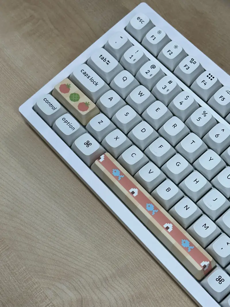 オリジナルフルカラーキーキャップ (Space Bar) 12 x 1.9 x 1.2 cm 購入 제작 후기 プリントクオリティ、カスタム利便性、実物満足度 ⭐️⭐️⭐️⭐️⭐️ 100点満点のスペースバーカスタムキーキャップです！フルカラー印刷が可能だとして下に下がる部分までカスタムしたのですが、私が思ったよりずっと綺麗に印刷が上手になりました💜（印刷誤差1mm以下となっていましたが、本当にデカールコマよりも同じように出てきました） 。自分のデザインもとても良いですが、1️⃣好きなアニメやキャラクターでポイントキーキャップカスタムしたり、2️⃣キーボード全体に好きなカラーを着てフルカスタム制作してもいいようですが、3️⃣キーボードフルカスタムするときに絵が続くように作業してもいいと思います！ 4️⃣ブランドや企業で従業員のウェルカムキットや謝恩品のようなものでセンスに作ってもいいと思います💫キーボードが好きだから持っているキーボードだけ10個を超えるが、いつもカスタム化されたキーボードやキーキャップを別々に購入して直接カスタマイズするので、もっと愛着があります。マープルのカスタムキーキャップをぜひ制作してみてください！大王おすすめです。 ※スタッフが実際の使用後に作成したレビューです。- 마플 리얼 후기