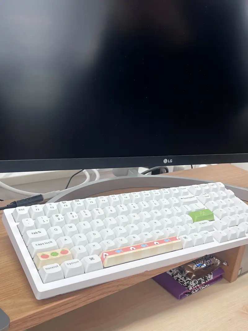 オリジナルフルカラーキーキャップ (Space Bar) 12 x 1.9 x 1.2 cm 購入 제작 후기 プリントクオリティ、カスタム利便性、実物満足度 ⭐️⭐️⭐️⭐️⭐️ 100点満点のスペースバーカスタムキーキャップです！フルカラー印刷が可能だとして下に下がる部分までカスタムしたのですが、私が思ったよりずっと綺麗に印刷が上手になりました💜（印刷誤差1mm以下となっていましたが、本当にデカールコマよりも同じように出てきました） 。自分のデザインもとても良いですが、1️⃣好きなアニメやキャラクターでポイントキーキャップカスタムしたり、2️⃣キーボード全体に好きなカラーを着てフルカスタム制作してもいいようですが、3️⃣キーボードフルカスタムするときに絵が続くように作業してもいいと思います！ 4️⃣ブランドや企業で従業員のウェルカムキットや謝恩品のようなものでセンスに作ってもいいと思います💫キーボードが好きだから持っているキーボードだけ10個を超えるが、いつもカスタム化されたキーボードやキーキャップを別々に購入して直接カスタマイズするので、もっと愛着があります。マープルのカスタムキーキャップをぜひ制作してみてください！大王おすすめです。 ※スタッフが実際の使用後に作成したレビューです。- 마플 리얼 후기