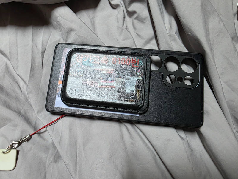 MagSafe Stand Leather Card Wallet Purchased 2.5 x 3.7 x 0. 5inch 제작 후기 My previous card holder started peeling, so I ordered a new one. It features my favorite express bus design, and I really love that the case and card holder match perfectly haha. I'll make good use of it haha.- 마플 리얼 후기