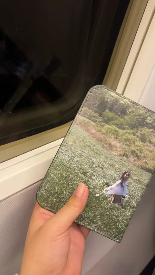 한지가죽 여권케이스 22.4 x 14.9 cm 구매 제작 후기 여권 케이스 없이 다녀서 여권 앞면이 꼬질꼬질해지고 있었는데 흔한 케이스는 쓰기 싫고, 고민하다 제 사진으로 만들어봤는데 너무 만족해요!! 이제 여권 깔끔하게 들고 다닐 수 있아서 정말 좋습니다🫶🏻 - 마플 리얼 후기