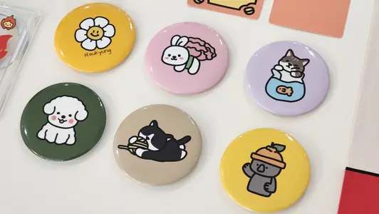 Button Pins Purchased 2.3 inch 제작 후기 It's so cute and it's a focal point when you carry it around on your bag :) - 마플 리얼 후기 