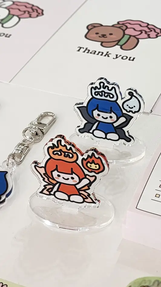 Acrylic Figure S (~W 2.8inch) Purchased 17.32 x 20.08 inch 제작 후기 I made an acrylic stand and put it on my desk. It looks so cute :) - 마플 리얼 후기 