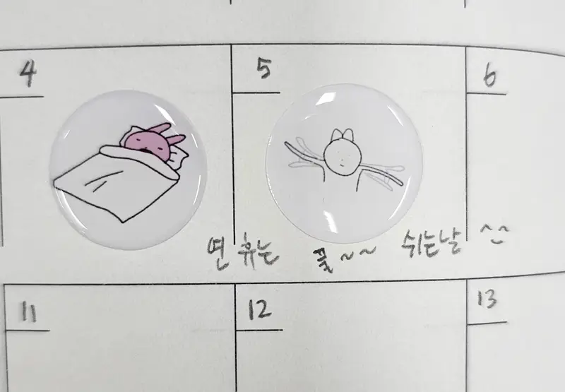 원형 에폭시 스티커 20 x 20 mm 구매 제작 후기 제가 직접 그린 그림으로 스티커를 제작해본 건 처음이었는데, 결과물을 받아보자마자 너무 예뻐서 만족스러웠어요!! 색감이 모니터에서 보던 그대로 예쁘게 나왔고요, 작은 디테일까지 아주 선명하게 인쇄돼서 그림이 훨씬 더 살아난 느낌이에요!! 스티커 재질도 좋고 깔끔해서 붙일 때 접착력도 좋아서 떼거나 붙일 때 느낌이 너무 좋아요. 다이어리나 제 방 안의 벽에 엽서 붙이는 겸 포인트용으로 여기저기 붙여봤는데 다 잘 어울려서 뿌듯함 폭발 중입니다 🥰 제 그림이 이렇게 귀여운 굿즈가 되니까, 진짜 세상에 하나뿐인 소중한 아이템이 된 기분이에요! 포장도 꼼꼼하고 깔끔하게 와서 기분 좋게 언박싱할 수 있었고, 전체적으로 만족도 100점이에요! 정말 감사드리고, 덕분에 잊지 못할 첫 굿즈 경험 했어요 감사합니다!! * 직원이 실제 사용 후 작성한 리뷰입니다.- 마플 리얼 후기