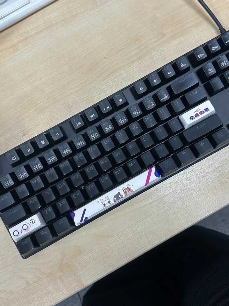 Custom Full color Key Cap (Left Shift) Purchased 1.7 x 0.7 x 0.4 in 제작 후기 Here are 3 really cute keycaps💜 I made the new keycaps with cute illustrations!! I put the shift keycap in with a surprised character expression, and the printing even for the gradient part was so good ㅎㅎ The quality is amazing~ It's so cute that I can't stop looking at it ㅎㅎ *This is a review written by an employee after actual use.- 마플 리얼 후기