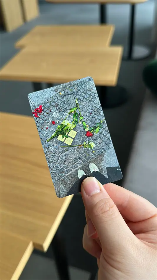 Bank Card Stickers S Chip (1+1) Purchased 2.5 x 3.7 inch 제작 후기 When I travel, I often make my own travel goods, and I made some of Maple's new, hot card stickers!! Even though the photo isn't very bright, the colors are expressed so well that they came out really, really pretty. The texture of the paper was so good, and maybe that's why the print quality was so good. I almost stuck it wrong, so I took it off and stuck it back on, but the adhesive didn't weaken and it stuck well, so I'm still using it, which is satisfying! One of these costs 3,000 won. As expected, Maple delivers on its high-quality price-to-performance ratio. Shipping was also fast, less than a week, and I'm so satisfied that I can make more and sell them, so I highly recommend it! Next time, I'm going to order the L chip version instead of the S chip~ *This is a review written by an employee after actual use. - 마플 리얼 후기 