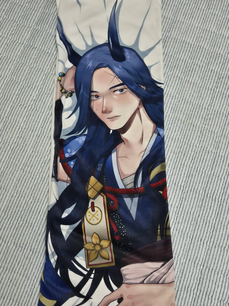 Dakimakura 35x100cm (Velboa) Purchased 13.8 x 39.4 inch 제작 후기 It came out really sharp and clean!

Please note that the colors came out a little darker than the original.

I love it so much. Marpple is the best!- 마플 리얼 후기