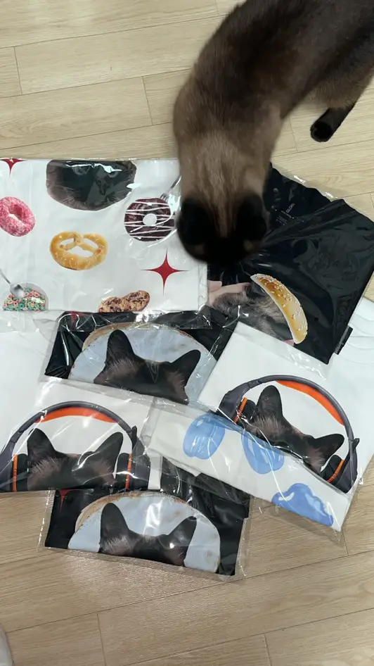 길단 2000 오리지널 티셔츠 L / XL 구매 제작 후기 너무너무귀여워요!!!! >_< 저번 구매 너무 머음에 들었어서 이번엔 더 많이 만들어서 지인들이랑 같이 샀네요!
또또 살거예요ㅠㅠ 귀엽습니다
옷도 편하고 넉넉해요
귀여움 저희 고양이 얼굴 넣어서 꾸미고
다같이 입고다니니까 진쩌너무너무 좋아요여여여여 - 마플 리얼 후기 