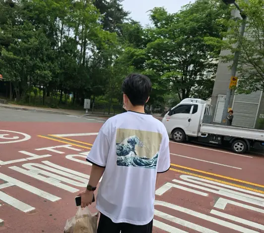 5927-01 Dry Loose Fit T-Shirt Purchased XL 제작 후기 If you are looking for thin, cool, and functional clothes for the upcoming summer, I highly recommend it!!
I am the type of person who gets hot easily even when I do a little outdoor activities in the summer..
As expected from a dry material, it is very breathable, absorbs sweat well when worn while exercising, dries quickly, and seems perfect.
Before ordering, I thought about how to design it to bring out the cool feeling in the cool material, so I chose a wave-shaped image.
I was so happy that I could make it in the cool wave shape that I had in mind, and above all, I think it turned out really well!
After showing it off to my friends, they are considering it as a group uniform this summer!
The clothing style is also a loose fit that is popular these days, so I think it can be coordinated with a sense of style.
Above all, it is very elastic, so it is very comfortable to move around in!!
* This is a review written by an employee after actual use. - 마플 리얼 후기
