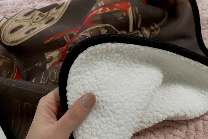 Horizontal Mink Blanket (M) Purchased 39.4 x 27.6inch 제작 후기 🛌 💕 I made a blanket as a gift for an acquaintance! 
I was worried because the design was dark and the image resolution was low, but it was printed so beautifully! In particular, the edge color has a black option, so it goes well with the design, and I think it was printed beautifully with a warm color 🥰 
🐏 Wool Poggle 🐏 The material is thick and fluffy, so the texture is good, and the printed surface is smooth, so the overall feel is so good. It's a material that makes you want to just hug it without covering yourself when it's cold 👍❤️ 
I'm the type that thinks that custom products for gifts should be practical rather than just fun, so I think I made a really good choice by choosing a thick and fluffy warm wool blanket! I totally recommend it 😘 

*This is a review written by an employee after actual use.- 마플 리얼 후기