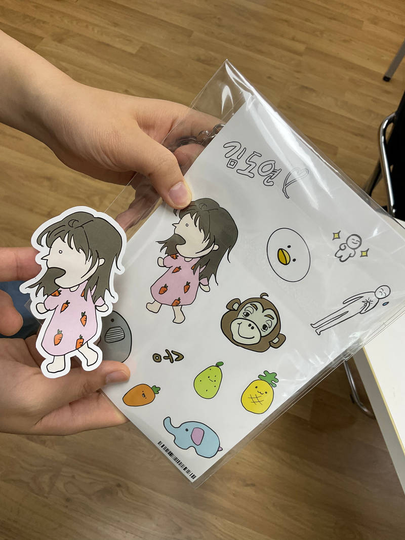 Custom Design Stickers Purchased Art paper 제작 후기 This is my first time ordering stickers! 
The process of making them is so simple that I was worried that the cutting lines might overlap, but I'm so satisfied because those worries were for naught ^0^- 마플 리얼 후기