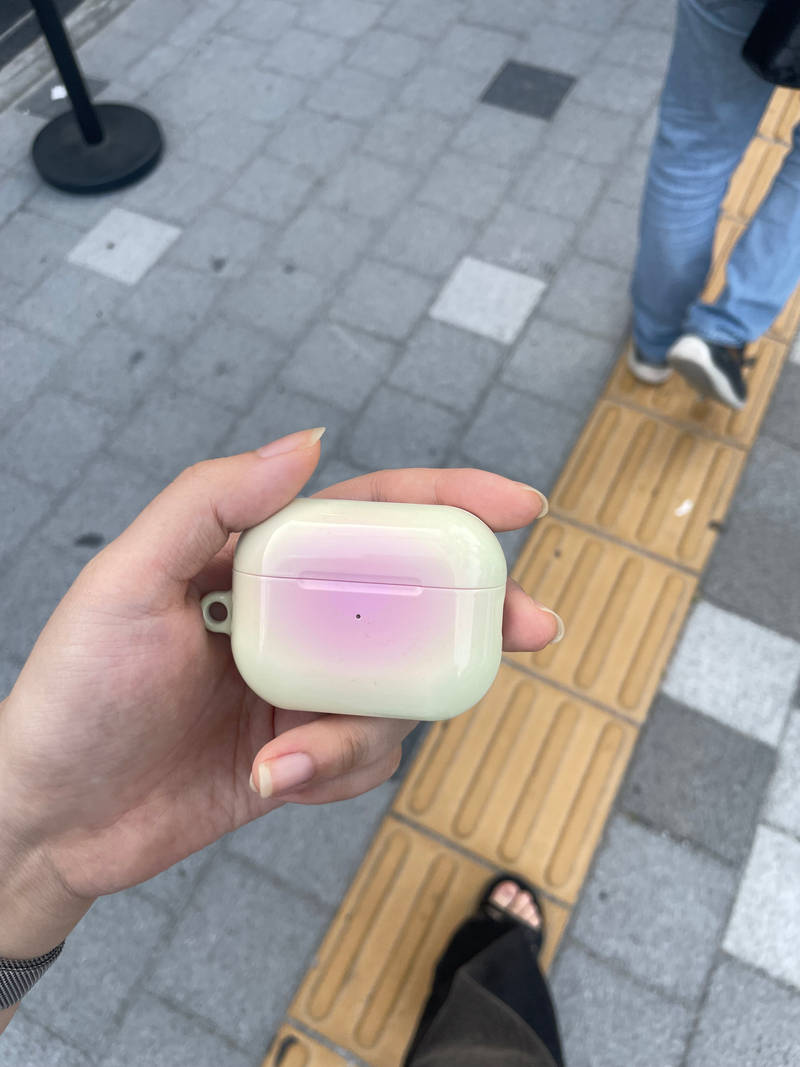 AirPods Pro2 Hard Case (Gloss) Purchased 2.9 x 2.0 inch 제작 후기 I made this after using an AirPod case without a lid for about 2 years ㅋㅋㅋ The quality is as good as buying it! I roughly combined colors I liked in Photoshop and put them on top and engraved my name on the back. The printing came out really well and the delivery was really smooth, as if I ordered it somewhere. I felt good when I received it? 🤍 They even gave me a sticker to fix it in place, so it hasn't fallen off or broken for about 2 months and I've been using it so well. My friends even ask me where I bought it ㅎㅎ (so proud) I'm going to settle for this case until I buy another AirPod 🤩 
. 
. 
This is a review written after actually using the product I received as part of the Maple Supporters activity.- 마플 리얼 후기